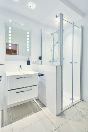 Dusche, Haartrockner, Handtücher, Seife