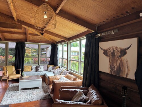 Log Cabin at the Lake
Enjoy the peaceful idyllic lakeside settlement of Hatepe.