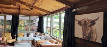 Log Cabin at the Lake
Enjoy the peaceful idyllic lakeside settlement of Hatepe.