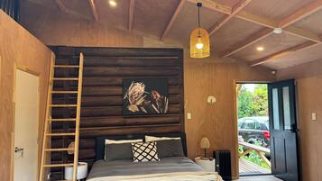 3 bedrooms, desk, iron/ironing board, travel cot