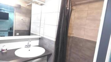 Douche, sèche-cheveux, serviettes fournies, savon