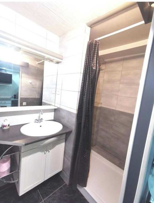 Douche, sèche-cheveux, serviettes fournies, savon