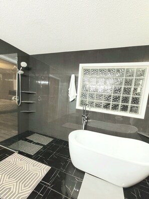 Shower, hair dryer, towels, soap - Million Dollars Home! Beside Park and Lake (Edmonton)