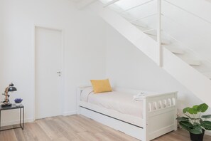 6 bedrooms, iron/ironing board, free WiFi