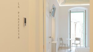 1 quarto, cofres nos quartos, escrivaninha