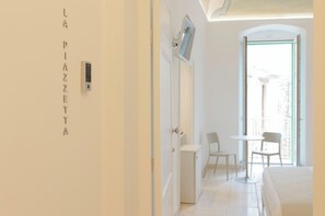1 dormitorio, caja fuerte, escritorio y tabla de planchar con plancha