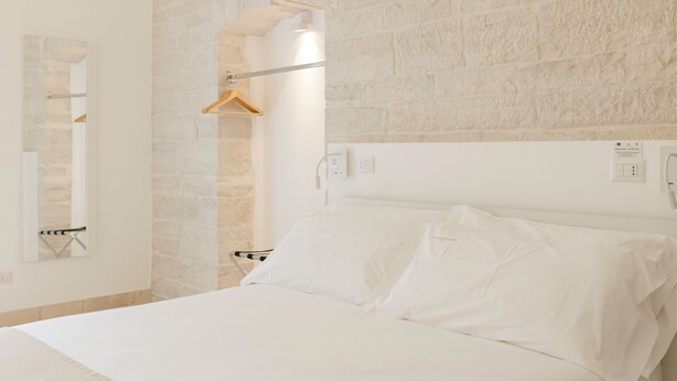1 quarto, cofres nos quartos, escrivaninha
