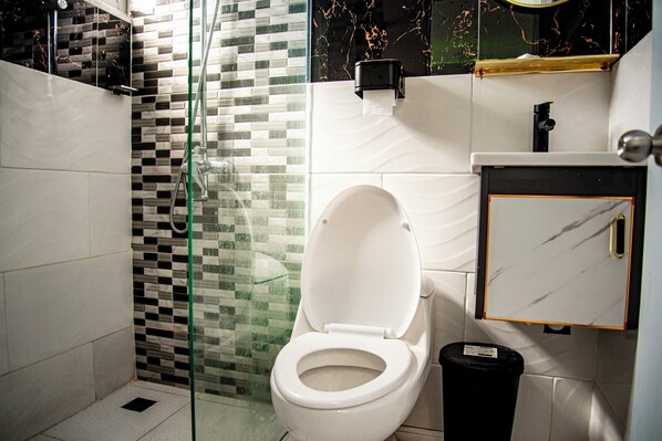 Douche, savon, papier toilette