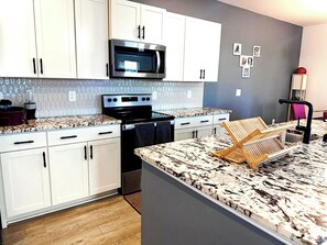 Mikrobølgeovn, ovn, kokeplater og oppvaskmaskin