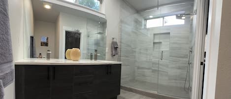 Dusche, Haartrockner, Handtücher, Seife