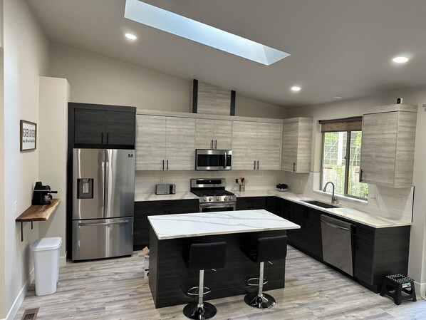 冷蔵庫、電子レンジ、オーブン、コンロ