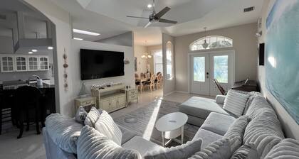 Spacious 4-bedroom pool house with WiFi and AC in charming Vero Beach