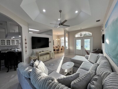 Spacious 4-bedroom pool house with WiFi and AC in charming Vero Beach