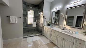 Douche, sèche-cheveux, serviettes fournies, savon