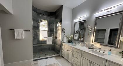 Spacious 4-bedroom pool house with WiFi and AC in charming Vero Beach