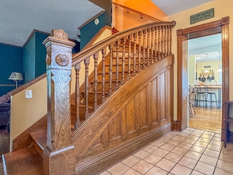 Interior. Historic 3 -bedroom house in Algona close to downtown WiFi. 2 parks nearby