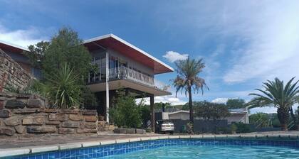 Charming 1-bedroom apartment with WiFi, AC and pool in enchanting Windhoek