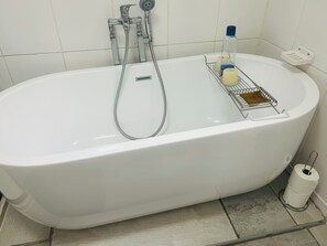 Ducha, secador de pelo, toallas y jabón