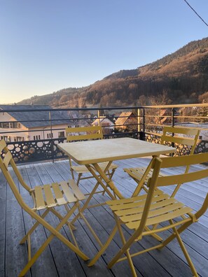 Outdoor dining - Laetitia and Matthieu's home, at the foot of the Taennchel mountains (Thannenkirch)