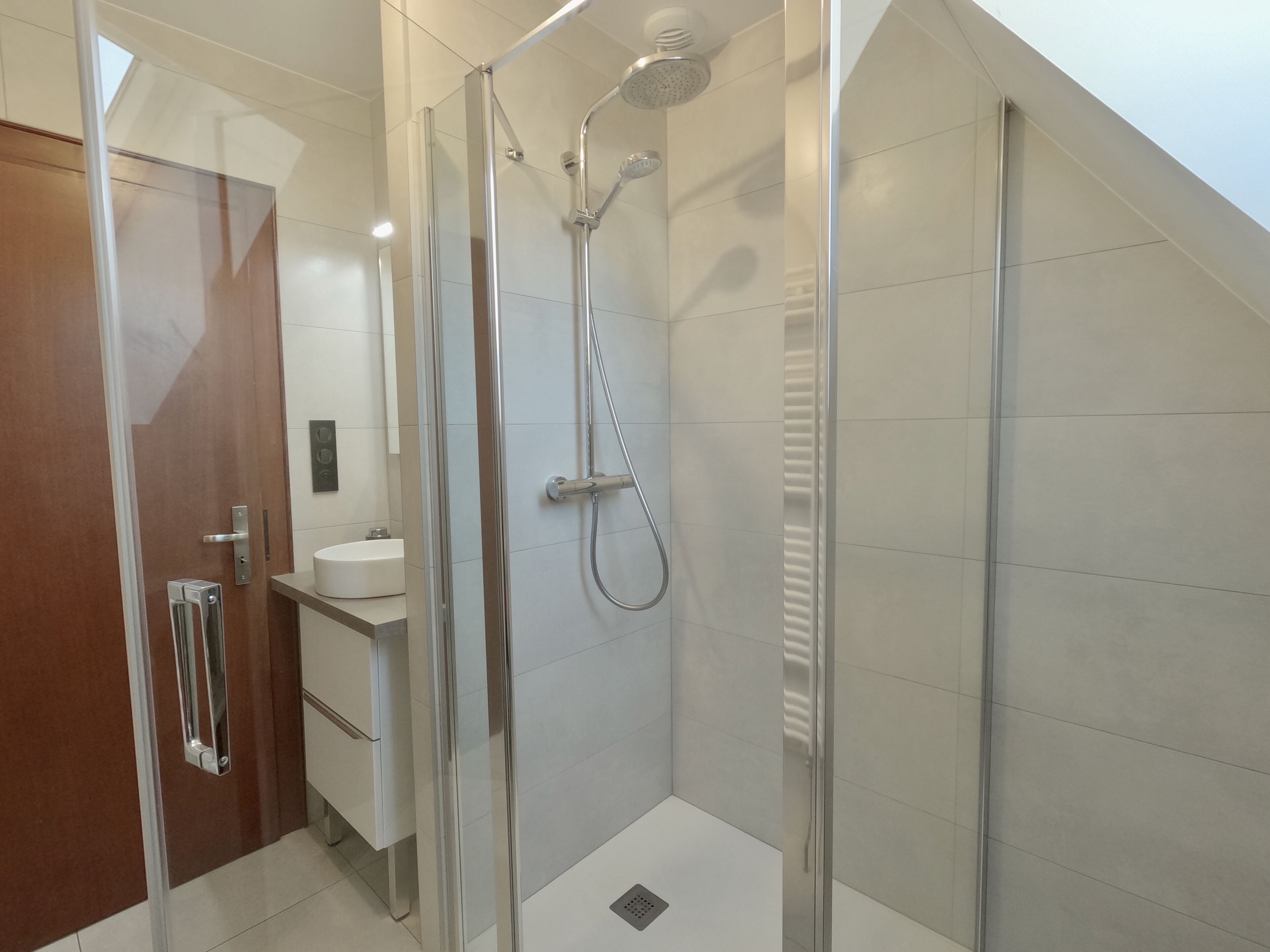 Douche, sèche-cheveux, serviettes fournies, papier toilette