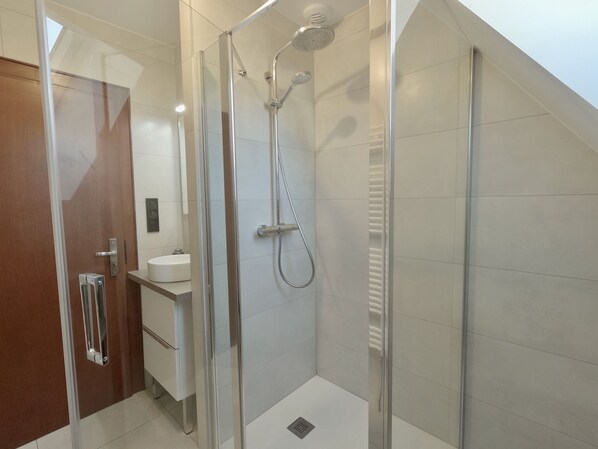Dusche, Haartrockner, Handtücher, Toilettenpapier