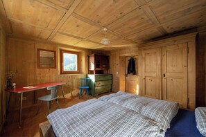 5 bedrooms, iron/ironing board, WiFi