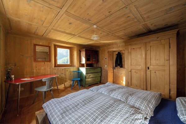 5 bedrooms, iron/ironing board, WiFi