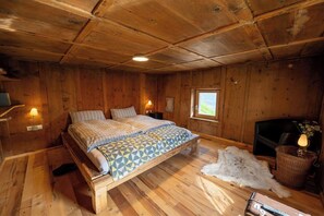 5 bedrooms, iron/ironing board, WiFi