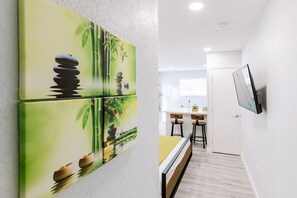 1 室のベッドルーム、アイロン / アイロン台、WiFi (無料)、ベッドシーツ