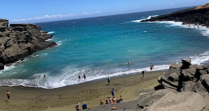 Kona Isl Inn, AC,Wifi,Beachfront town of Kailua Kona, walk to restaurants, shops