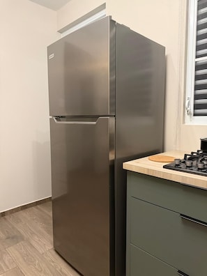 Réfrigérateur, micro-ondes, plaque de cuisson, cafetiÚre/bouilloire