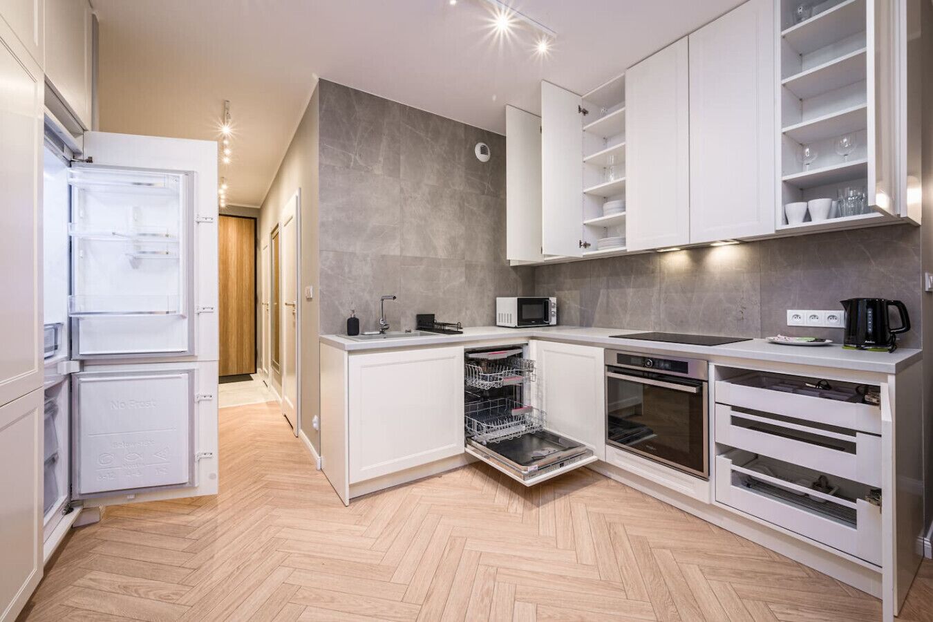 Réfrigérateur, micro-ondes, four, plaque de cuisson