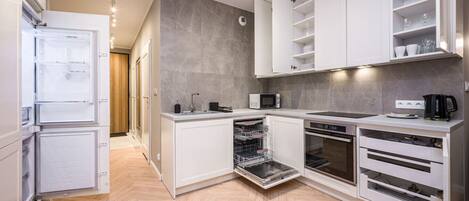 Kjøleskap, mikrobølgeovn, ovn og kokeplater