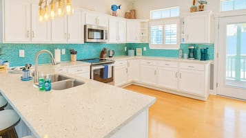 Casa, várias camas, acesso à piscina, vista para o jardim (121 Snapper by the Sea) | Cozinha privada | Geladeira, micro-ondas, fogão, cooktop