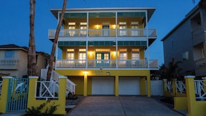 Casa, varias camas, acceso a la piscina, vistas al jardín (121 Snapper by the Sea) | Exterior