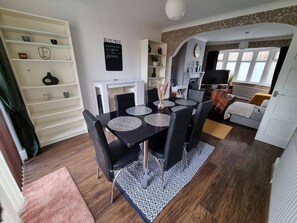 House, 2 Bedrooms | Dining room - 3 Bed Spacious House With Parking (Manchester)