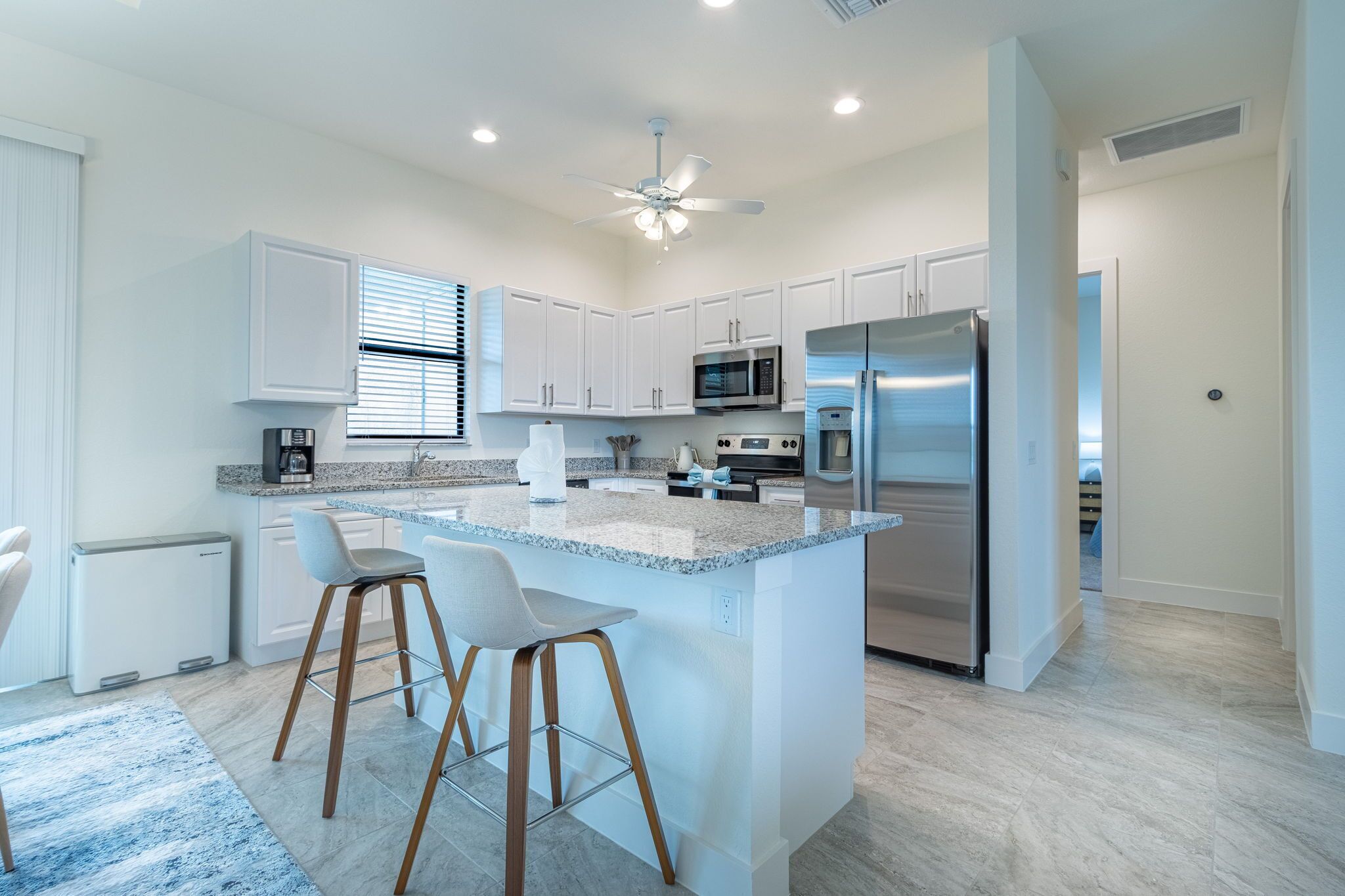 Kjøleskap, mikrobølgeovn, ovn og kokeplater