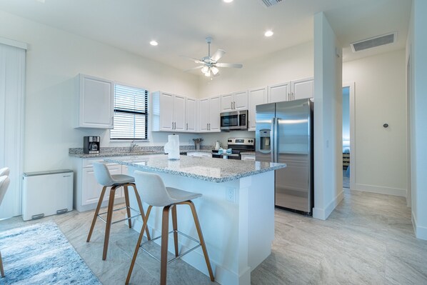 冷蔵庫、電子レンジ、オーブン、コンロ