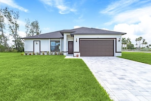 Exterior - NEW Waterfront Specious Home in Cape Coral (Cape Coral)