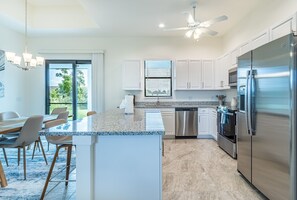 冷蔵庫、電子レンジ、オーブン、コンロ