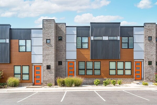 Exterior - Modern Townhome Near Liberty University with Luxe Amenities (Lynchburg)
