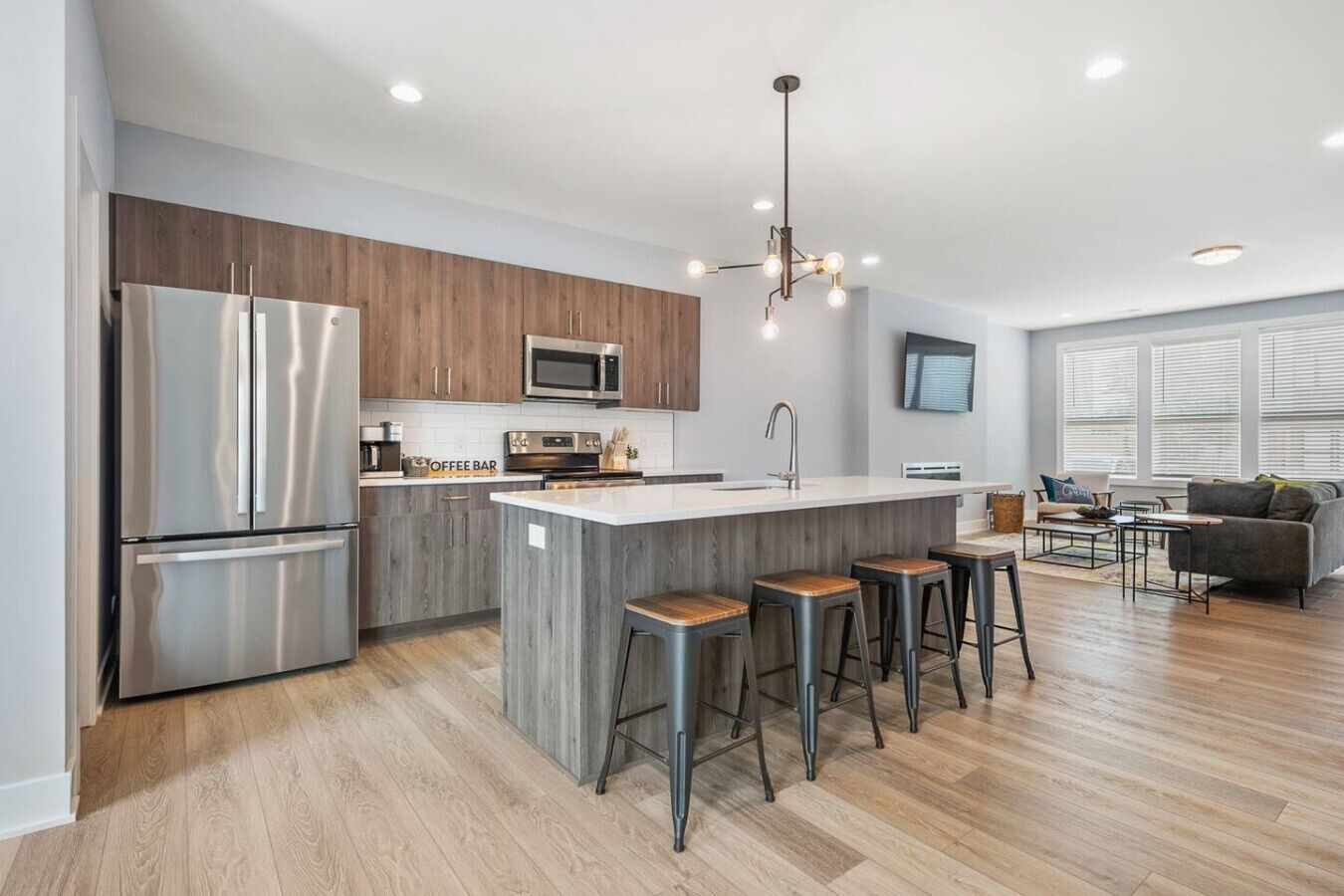 Kjøleskap, mikrobølgeovn, ovn og kokeplater