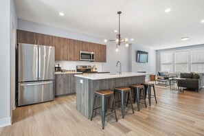 Réfrigérateur, four à micro-ondes, un four, surface de cuisson