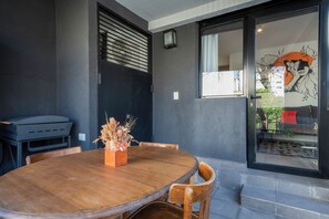 Studiolejlighed - balkon - byudsigt | Udendørs spisemuligheder