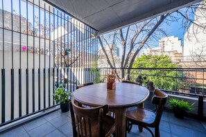 Studiolejlighed - balkon - byudsigt | Udendørs spisemuligheder