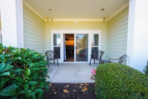 Exterior detail - Golf-side retreat with pool & tennis | King bed | W&D (myrtle beach)