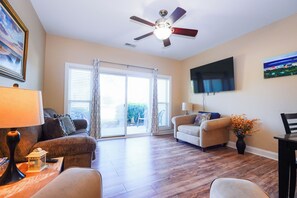 Smart TV - Golf-side retreat with pool & tennis | King bed | W&D (myrtle beach)