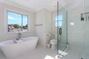 Ducha, bañera de hidromasaje, secador de pelo y toallas
