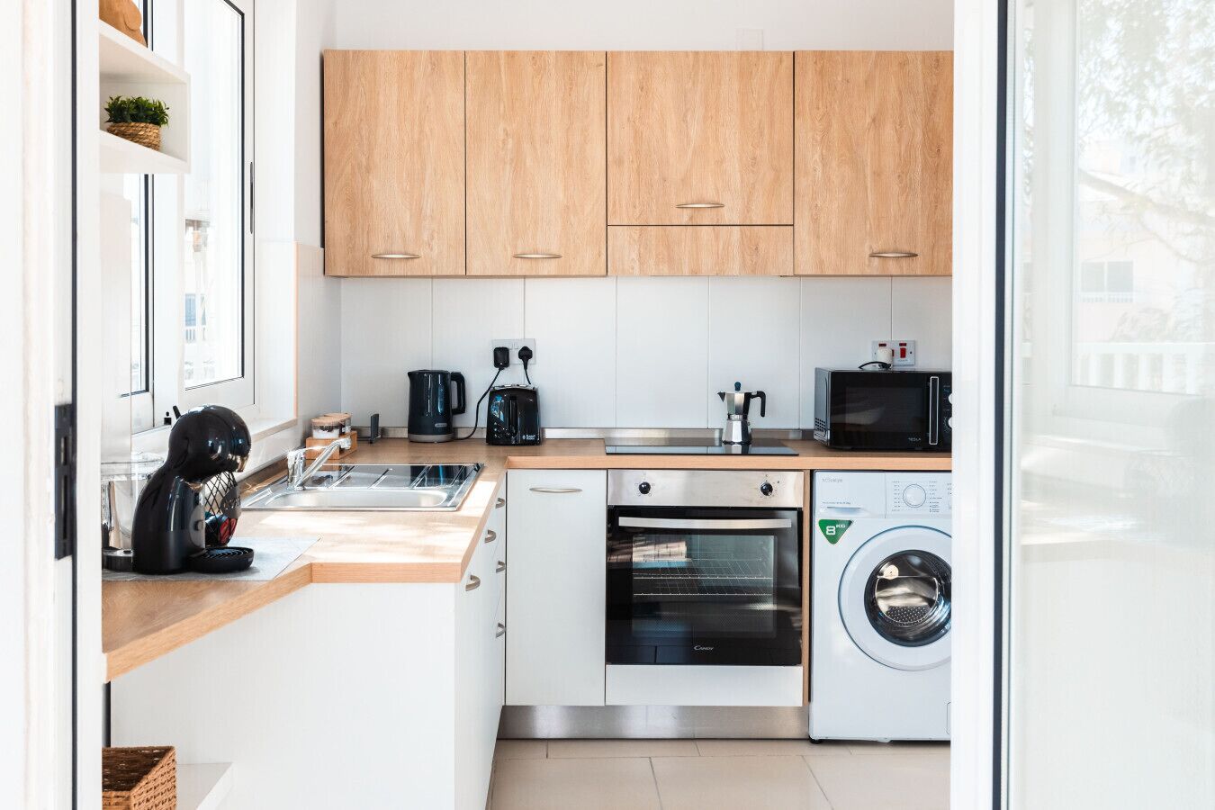 Een koelkast, een magnetron, een oven, een kookplaat