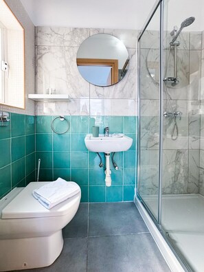 Hårføner, håndklær og sjampo